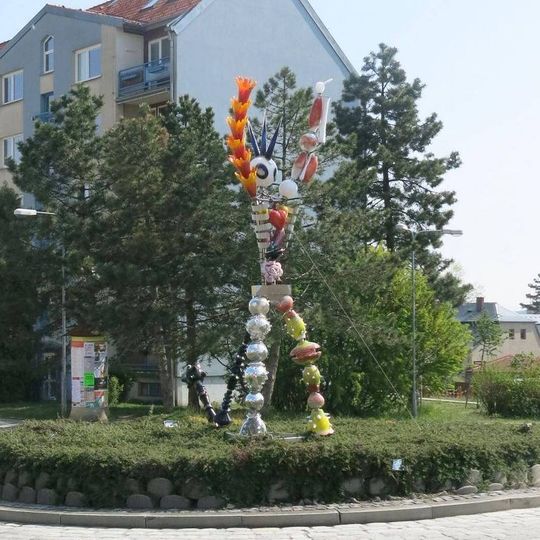 Skleněná plastika na třídě T.G.Masaryka v Novém Boru