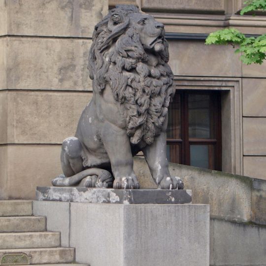 Dvojice lvů u Rudolfina v Praze