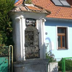 Výklenková kaplička - poklona s mříží