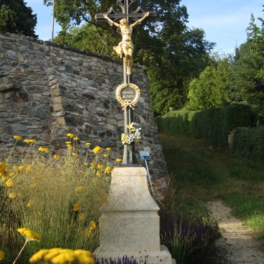 Kříž u kostela sv. Mikuláše