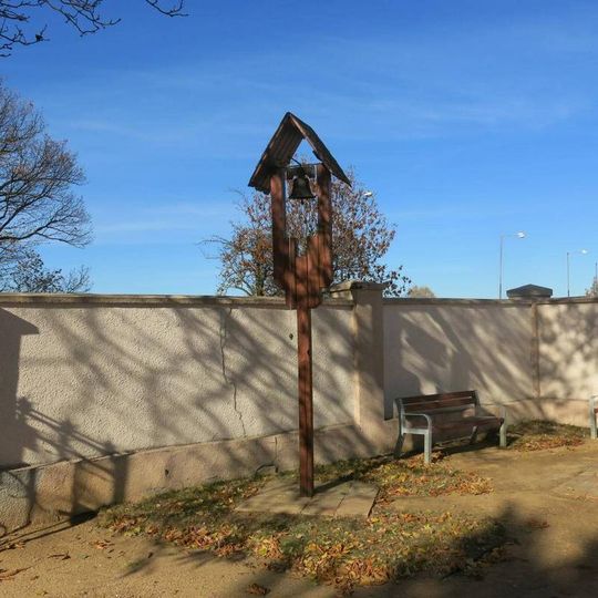 Zvonička na hřbitově v Březně