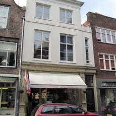 Pand met eenvoudige, gepleisterde lijstgevel met late empire ramen