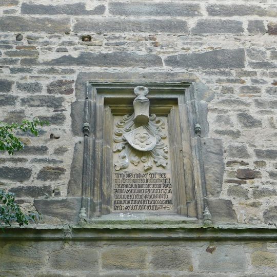 Pamětní deska nad bránou tvrze v Tuchorazi