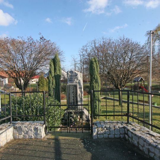 Pomník padlým u mostu přes Výrovku v Dobřichově