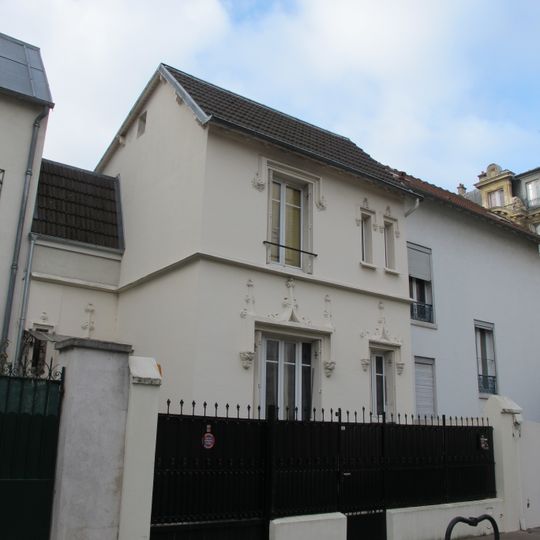 Maison rue Augustin-Thierry, à Courbevoie