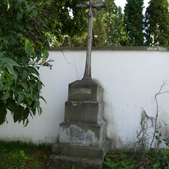 Kříž za kostelem v Hovorčovicích