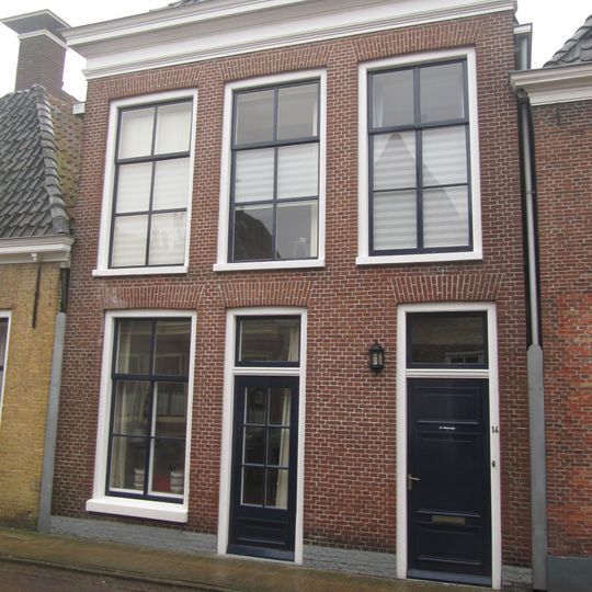 Woonhuis met verdieping met rechte kroonlijst onder zadeldak met topschoorsteen