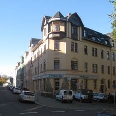 Mietshaus in geschlossener Bebauung in Ecklage, mit Laden und Vorgarten Geibelstraße 8