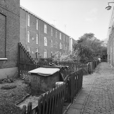 Schuddegeest: blok van 14 boven- en benedenwoningen