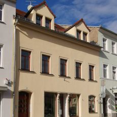 Wohnhaus mit Laden in geschlossener Bebauung; Markt 1