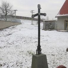 Kříž v zahradě domu u bývalé školy v Českých Zlatníkách