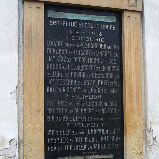 Pamětní deska padlým v 1. světové válce na kostele na hřbitově v Domoušicích