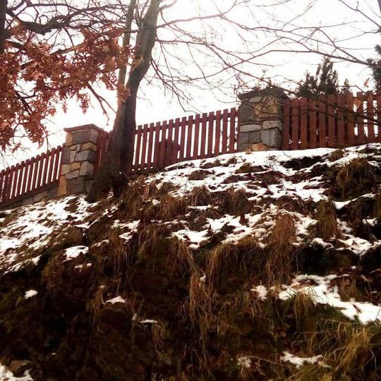 Kříž v Jindřichově Hradci nad ulicí Na Palici