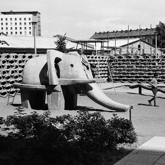Rutsch- und Kletterelefant in der Leningrader Straße