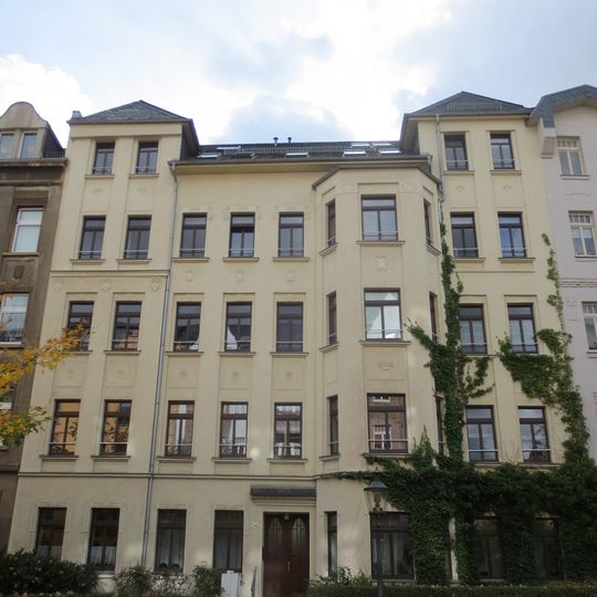 Mietshaus in geschlossener Bebauung mit Vorgarten Lohrstraße 33