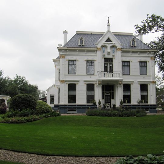 Villaboerderij in eclectische stijl met neoclassicistische en Art Nouveau-elementen