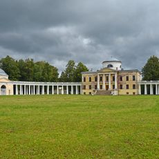 Колоннады парадного двора (Раёк)