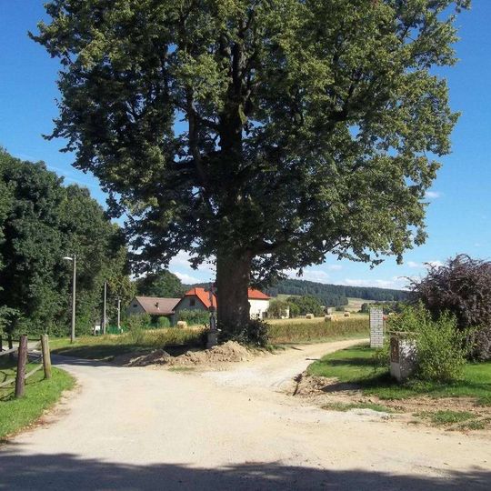 Kříž u Deštné u rozcestí