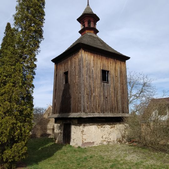 Dřevěná zvonice u kostela v Záboří nad Labem
