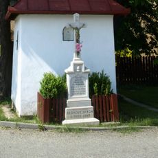 Kříž u kaple v Radňovsi