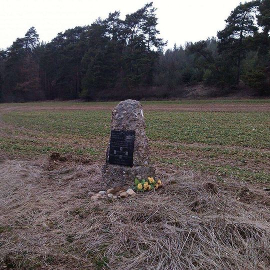 Památník severně od Záluží