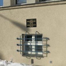 Pamětní deska obětem komunismu na budově magistrátu v Děčíně