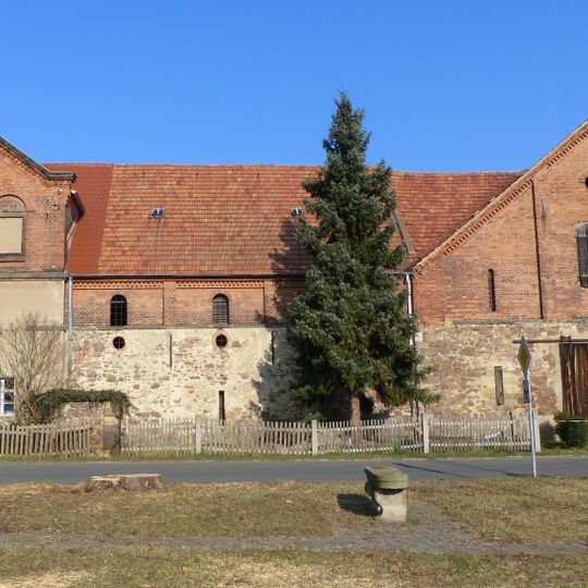 Einzeldenkmale der Sachgesamtheit Schloss, Schlosspark und Rittergut Gauernitz: Wirtschaftshof mit Wohn- und Wirtschaftsgebäude einschließlich angebauter Scheune , Speicher mit Weinkeller , Scheune , Wohnhaus (Nr. 5, m?