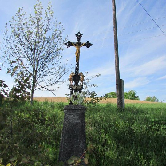 Kříž u hlavní křižovatky na okraji Dušejova