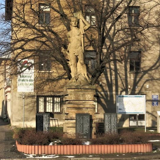 Pomník padlým na Palackého náměstí v Sadské