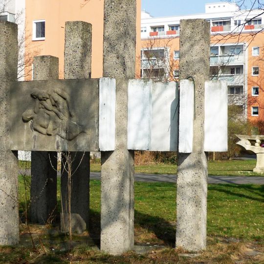 Beton-Relief mit 5 Pfeilern