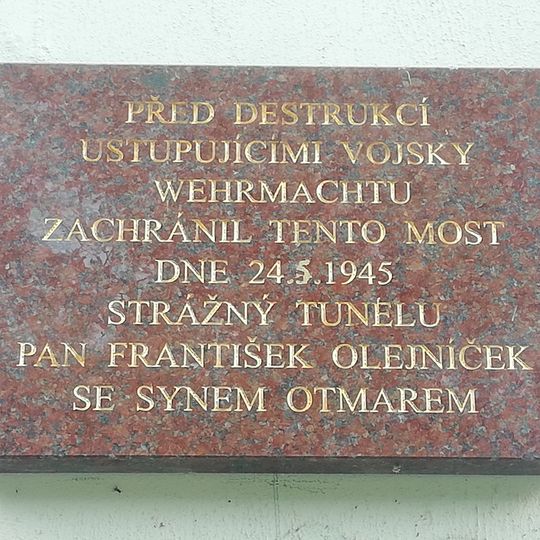 Pamětní deska připomínající záchranu železničního mostu