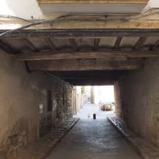 Pas cobert als carrers Lluís Folquet, Piques i Estudi