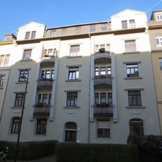 Mietshaus in geschlossener Bebauung mit Vorgarten Theodor-Lessing-Straße 4