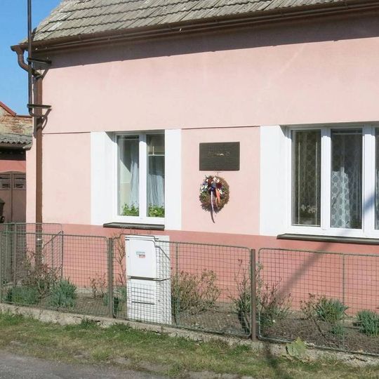 Pamětní deska Františku Fajtlovi na domě 70 v Doníně