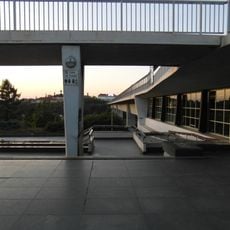 Lávka přes západní atrium u stanice metra Vyšehrad