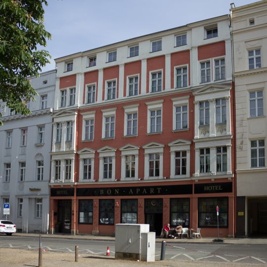 Wohnhaus in geschlossener Bebauung, mit Restaurant Elisabethstraße 41