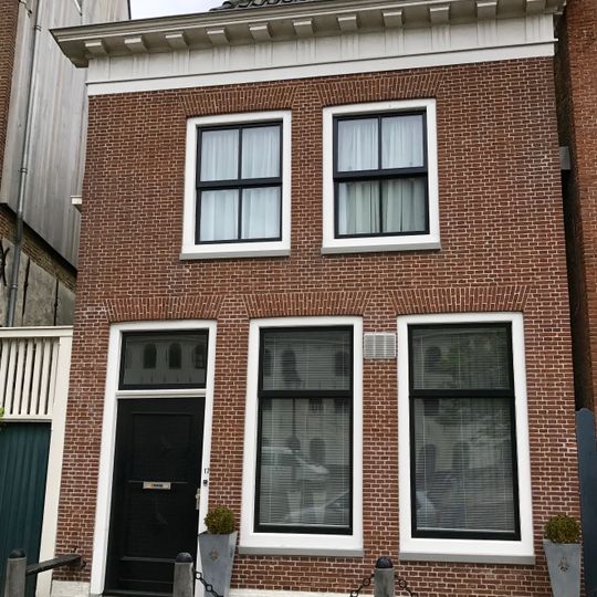 Vrij laag pand met rechte kroonlijst met metopen-trigliefen-fries onder zadeldak