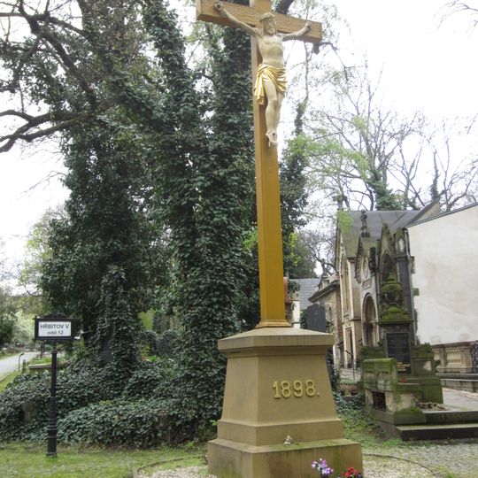 Kříž v 5. oddělení na Olšanském hřbitově v Praze