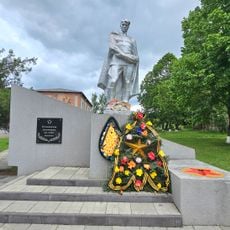 Monument la mormântul comun al 19 ostași căzuți în 1944 și în memoria a 221 consăteni căzuți în 1941-1945
