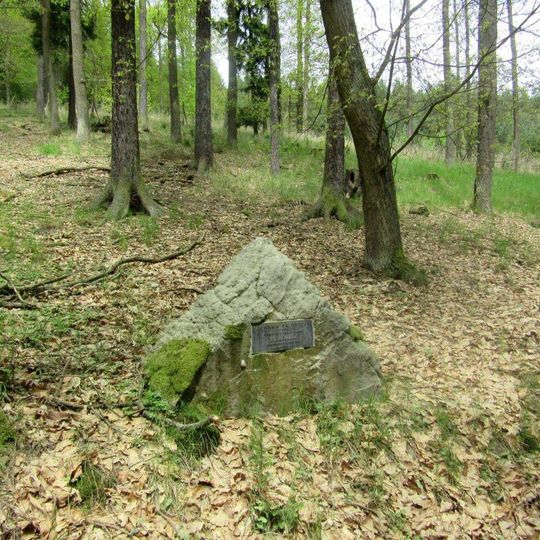 Památník jihovýchodně od Lhoty