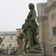 Socha Blahoslavení milosrdní na ochozu schodiště ke špitálu v Kuksu