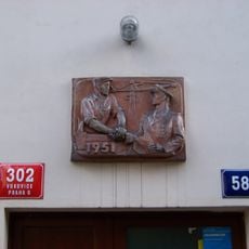 Domovní znamení (Na Dlouhém lánu 46–62)