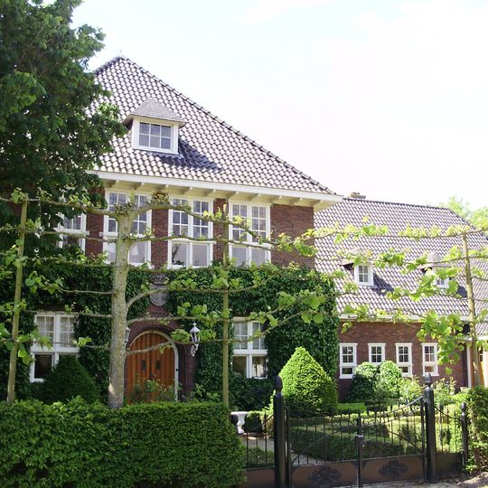 Voorm. gemeentehuis van Baarderadeel