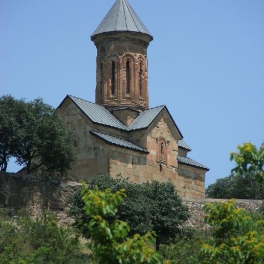 Გუმბათიანი ტაძარი და გალავანი