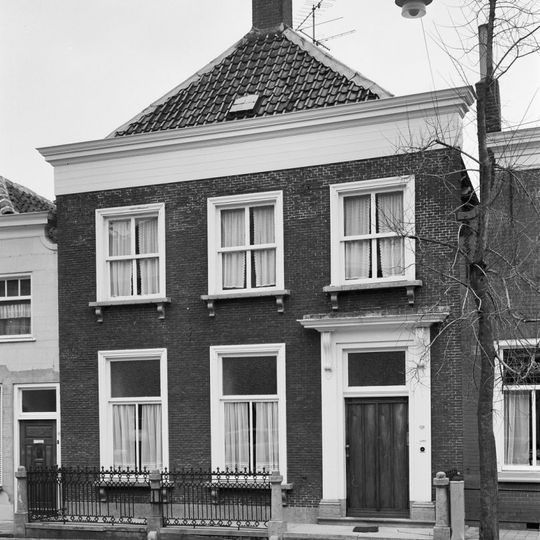 Pand met verdieping en schilddak, waarop schoorsteen met smeedijzeren sierbekroning