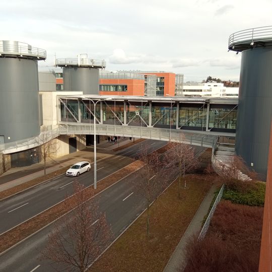 Mostní přechod přes ulici Kamenice mezi budovami D36 a C10