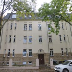 Mietshaus in halboffener Bebauung (bauliche Einheit mit Nr. 22), mit Vorgarten und Einfriedung Straßburger Straße 24