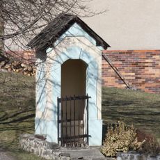 Kaplička v Husově ulici ve Valeči