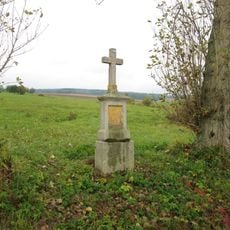 Kříž severně od Lštění u stromů