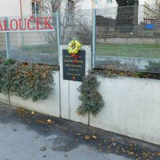 Pamětní deska Vlastimilu Harapesovi v Nuslích